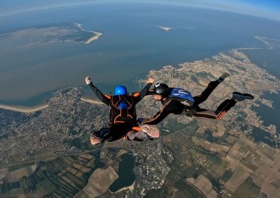 Les premiers sauts en chute libre pour finalement effectuer des sauts solo