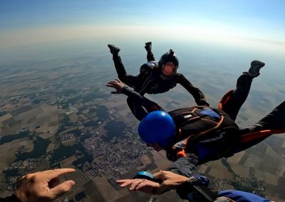1er saut en chute libre encadré par 2 moniteurs