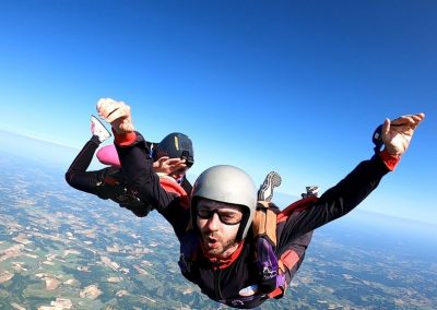 Saut en parachute avec un moniteur diplômé
