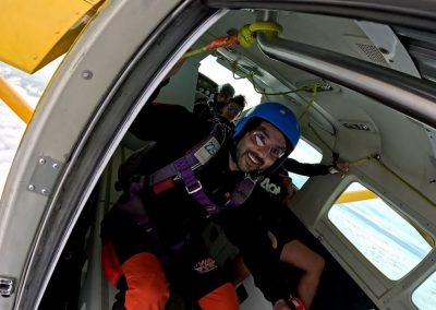 Montée en avion pour un élève de parachute