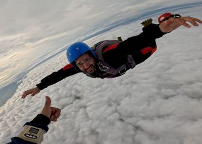Chute libre encadré par un moniteur pendant les premiers sauts