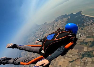 Un éléve réalise les exercices de chute libre
