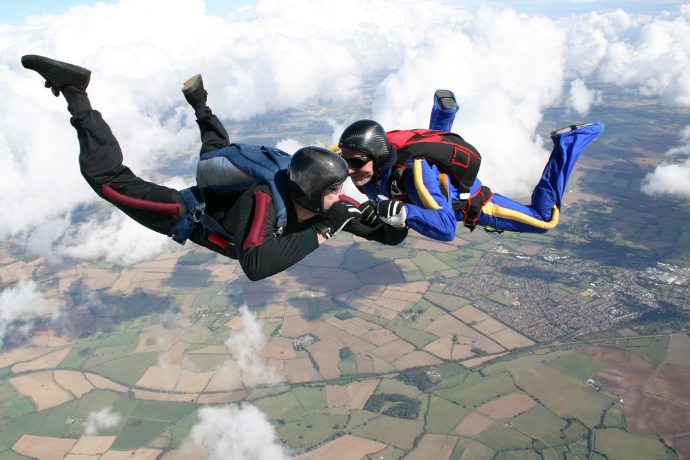 Two skydivers in freefall le saut d'initiation est un 1er saut en solo encadré par 2 moniteurs