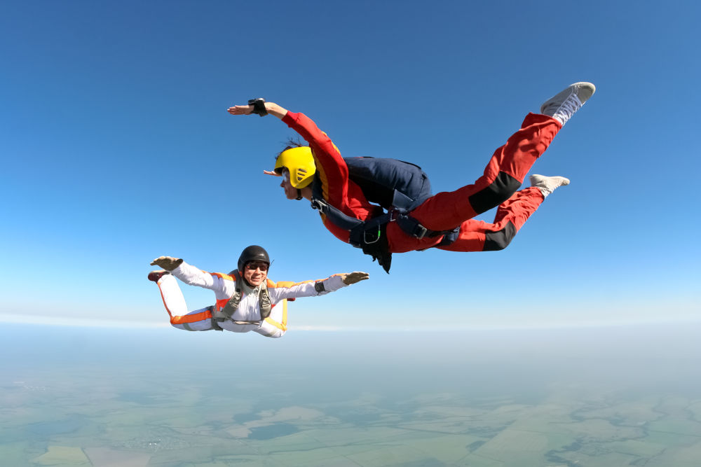Formation PAC Élève parachutiste en chute libre, encadré par un moniteur pendant une formation PAC
