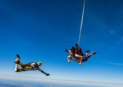Un tandem de parachute est filmé pour immortaliser l'expérience