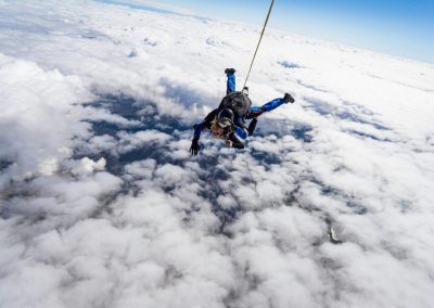 Saut de parachute en tandem au dessus des nuages