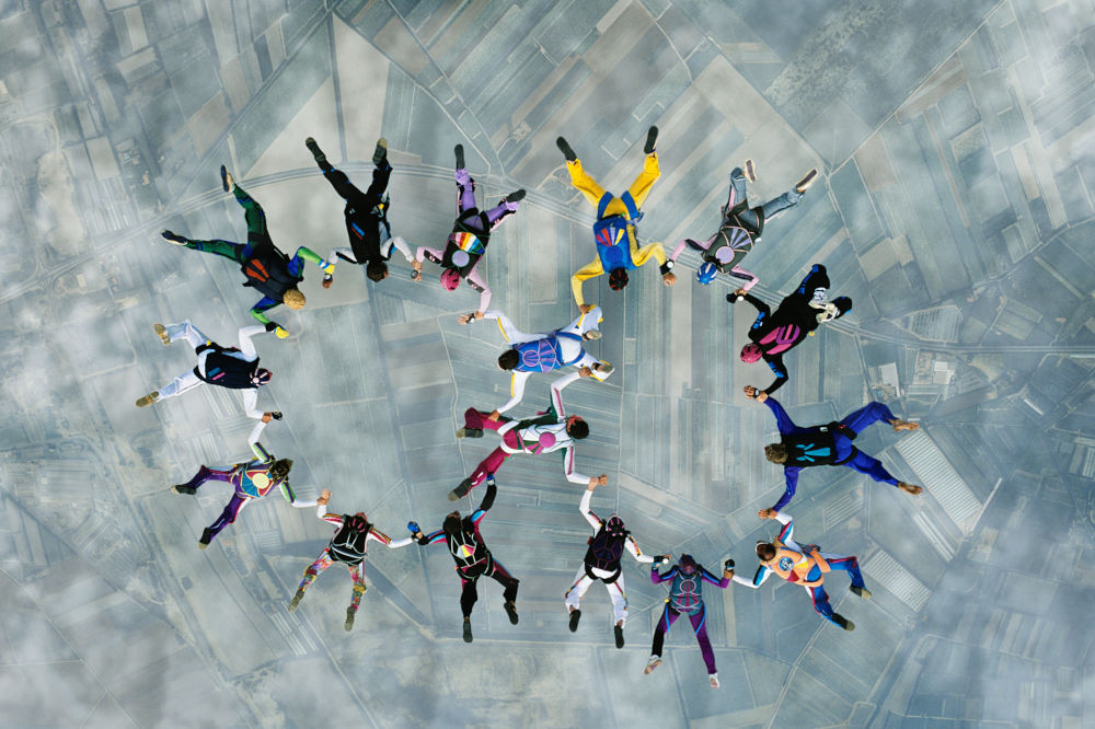 Des parachutistes en formation 