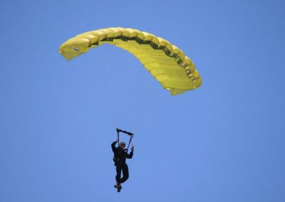 Parachutiste PAC après sa chute libre