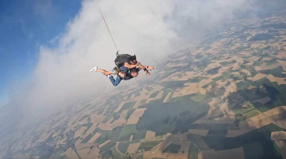 Chute tandem Des parachutistes en formation